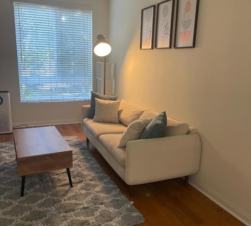Lalas House- 1br With Free Parking, Pool And Sauna Apartment *